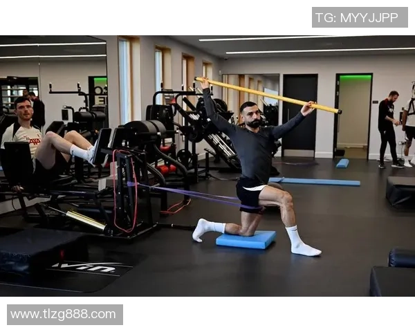 足球明星全景大视野：揭秘全球足坛顶尖球员的传奇人生与成就