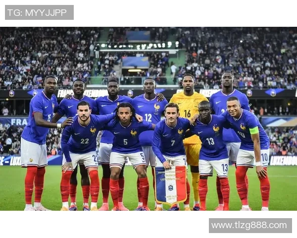 足球黑白球星的传奇人生与场上风采：从经典瞬间到历史影响