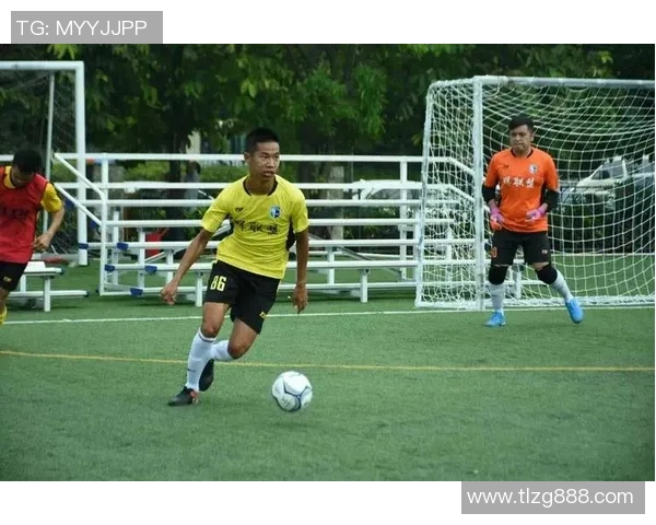 《从草根到传奇足球巨星的逆袭之路：超越极限的梦想与奋斗》